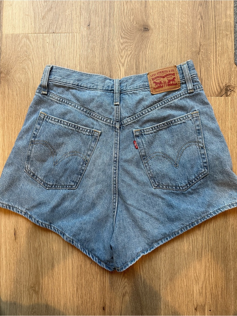 Levi's High Waisted Mom Shorts Light Wash Size 29
